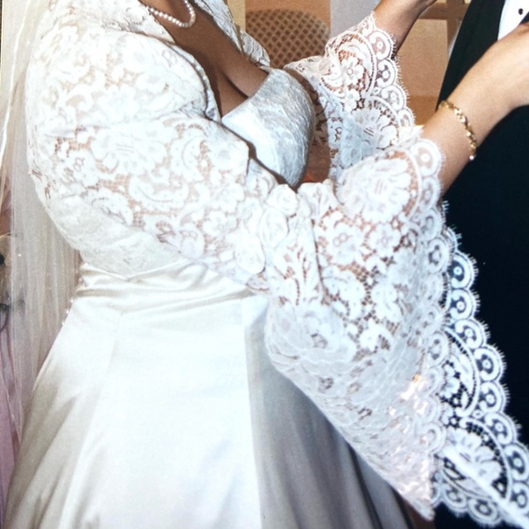 CUSTOM ITALIAN SATIN A-LINE WEDDING DRESS IN IVORY COLOR. - Picture 4 of 6